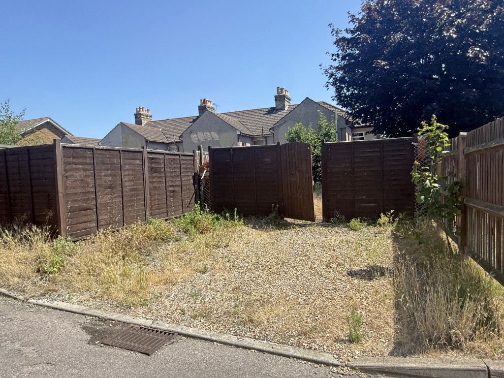 Lot: 5 - END-TERRACE HOUSE IN NEED OF IMPROVEMENT - Rear car parking of House in need of refurbishment